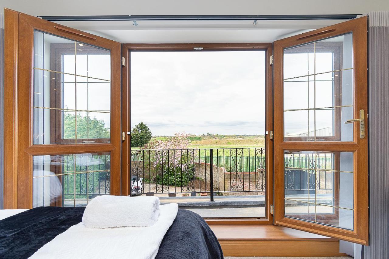 Boutique Green Acre Views Slough Bagian luar foto