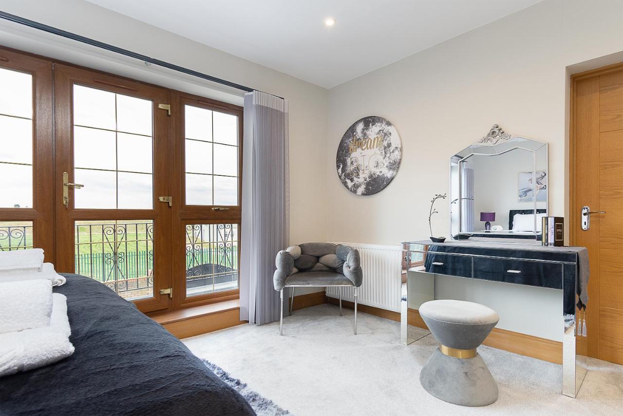 Boutique Green Acre Views Slough Bagian luar foto