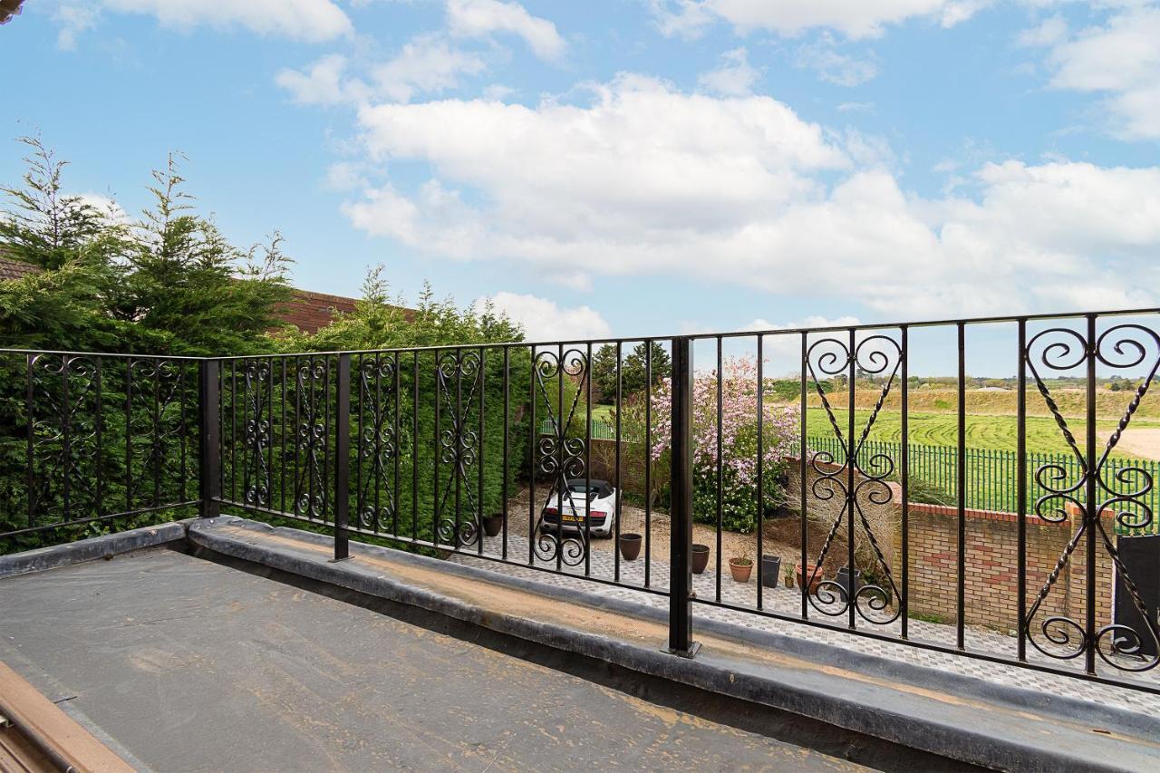 Boutique Green Acre Views Slough Bagian luar foto