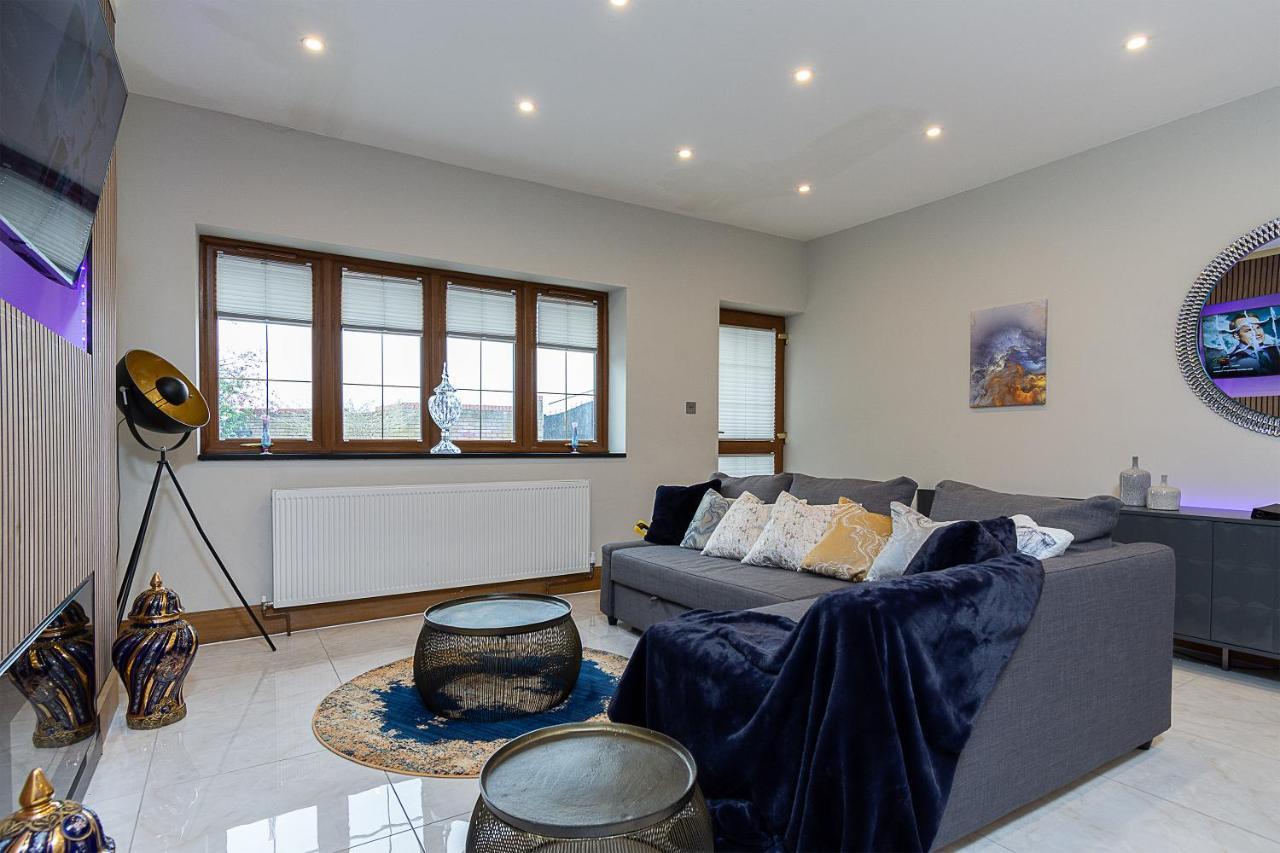 Boutique Green Acre Views Slough Bagian luar foto