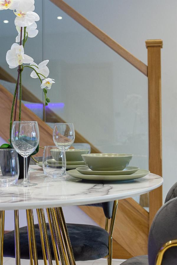 Boutique Green Acre Views Slough Bagian luar foto